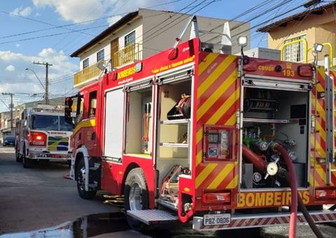 Homem causa incêndio na própria casa ao tentar matar marimbondos