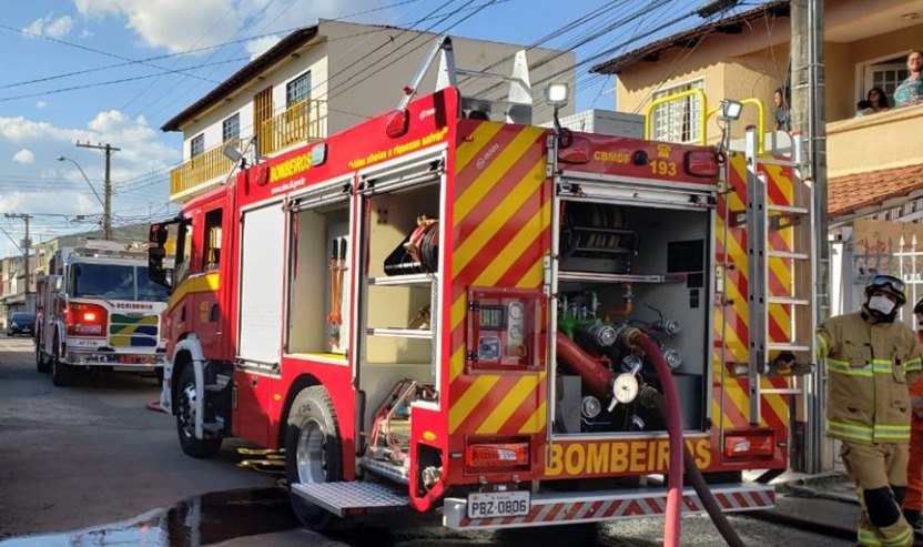 Homem causa incêndio na própria casa ao tentar matar marimbondos