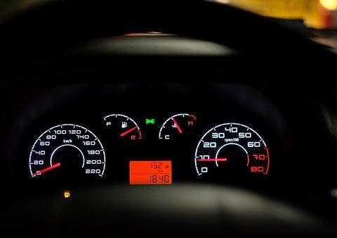 Após se soltar da cadeirinha, criança é arremessada e cai de carro em movimento