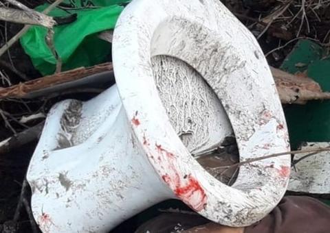 Mulher tem cabeça amassada com vaso sanitário e corpo abandonado em construção