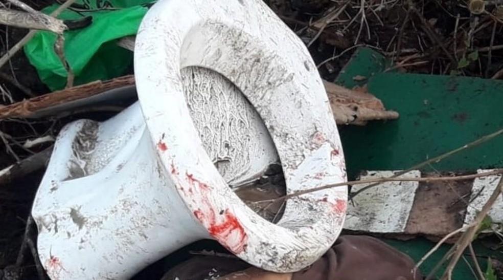 Mulher tem cabeça amassada com vaso sanitário e corpo abandonado em construção