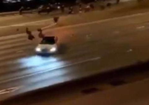 Veja momento em que mulheres são arremessadas por carro em protesto antirracista