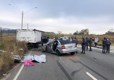 Acidente gravíssimo com sete carros deixa mortos e feridos em avenida