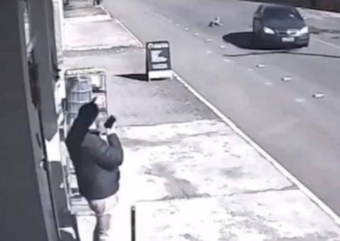 Vídeo mostra criança sendo arremessada de carro em movimento 