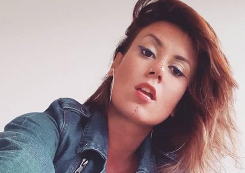 Ex-BBB Morango surpreende seguidores com foto nua durante banho