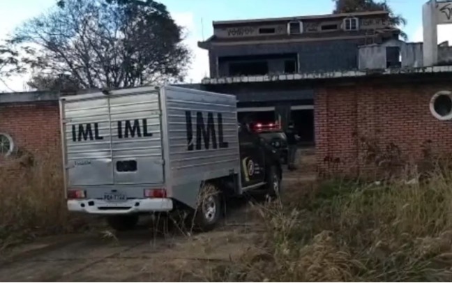 Crivado de balas, homem é achado morto em motel abandonado