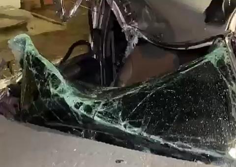 Motorista perde controle e colide violentamente com traseira de caminhão em Manaus