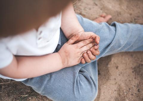 Mãe perde direito de cuidar dos filhos após crianças serem encontradas em meio a fezes