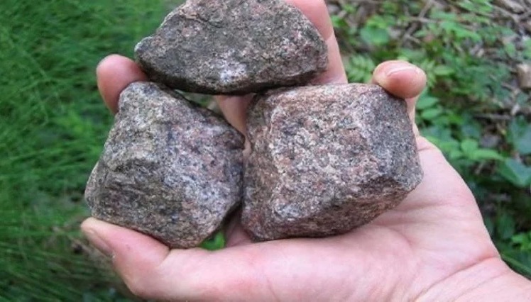 Briga por som alto termina com mulher agredida a pedradas e homem a marteladas