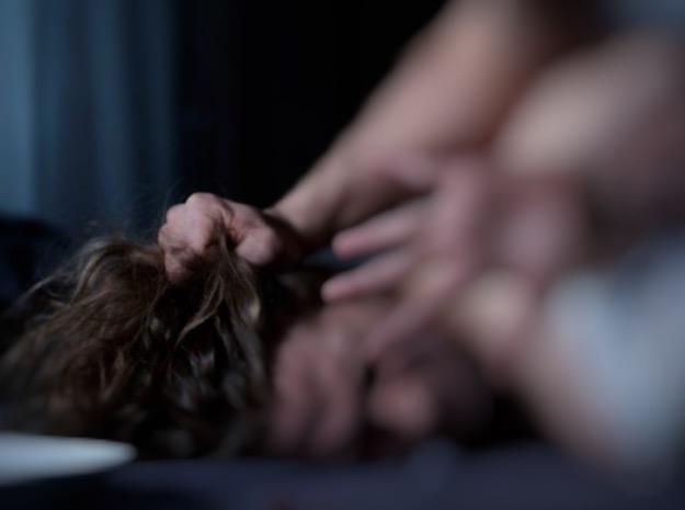 Homem invade quarto e estupra esposa do próprio primo