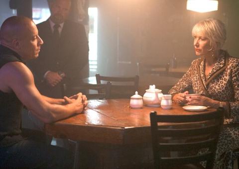 Atriz de Velozes e Furiosos mostra como se previne de coronavírus