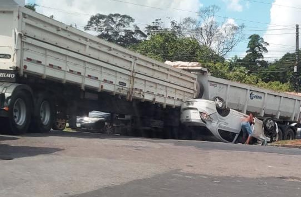 Carro capota em acidente grave em Manaus; veja imagens
