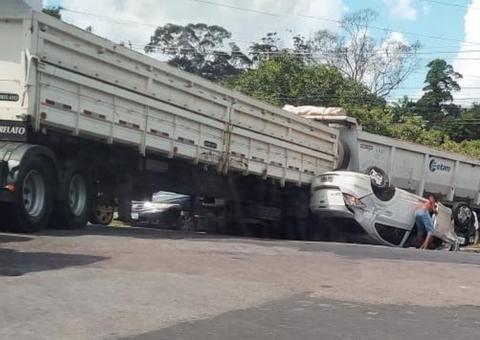 Carro capota em acidente grave em Manaus; veja imagens