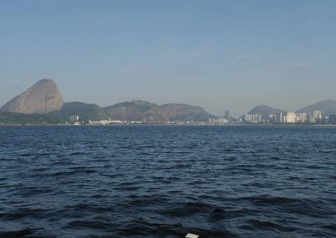 Helicóptero com duas pessoas cai na Baía de Guanabara 