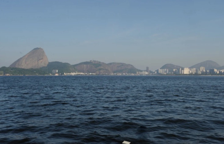 Helicóptero com duas pessoas cai na Baía de Guanabara 