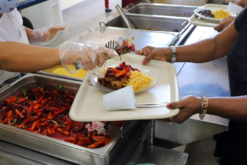 Restaurantes populares voltam a funcionar em Manaus 