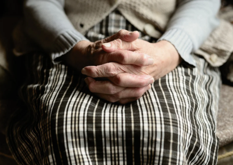 Cuidadora tenta matar idosa após furtar R$ 15 mil e se dá mal