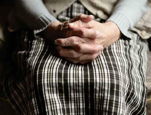 Cuidadora tenta matar idosa após furtar R$ 15 mil e se dá mal