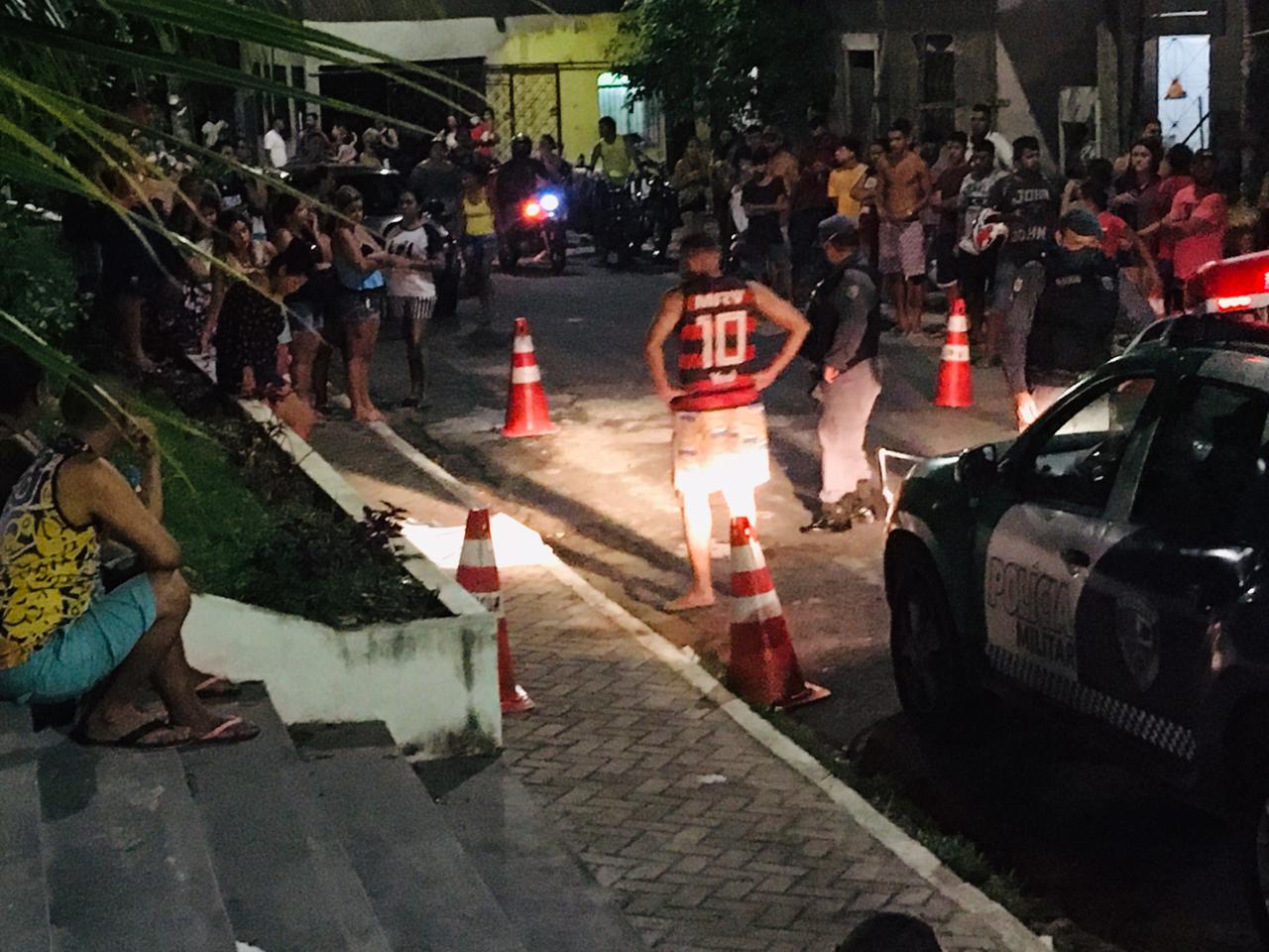 Criminosos abordam e executam homem que caminhava em rua de Manaus