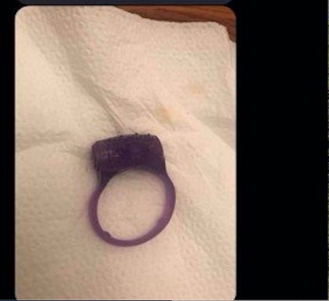 Criança de 5 anos dá vibrador da mãe para colega como pulseira da amizade