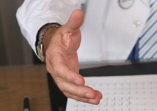 Médico é denunciado por supostamente abusar de pacientes em consulta