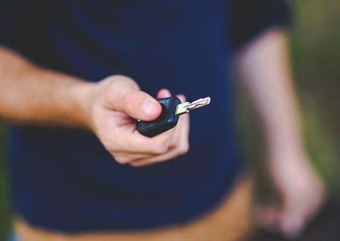 Mecânico sofre acidente ao dirigir carro de cliente sem autorização e mata colega 