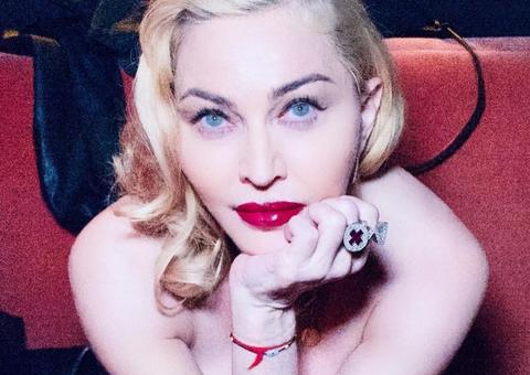 Aos 61 anos, Madonna surge sem sutiã e 'bomba' na web