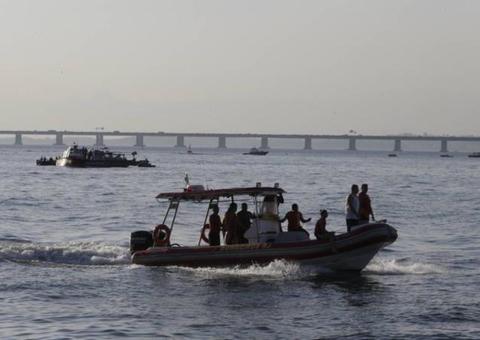 Helicóptero com duas pessoas cai na Baía de Guanabara durante treino