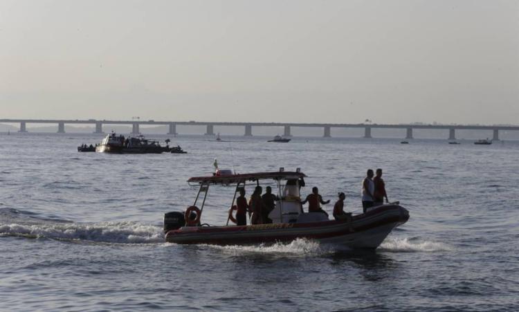 Helicóptero com duas pessoas cai na Baía de Guanabara durante treino