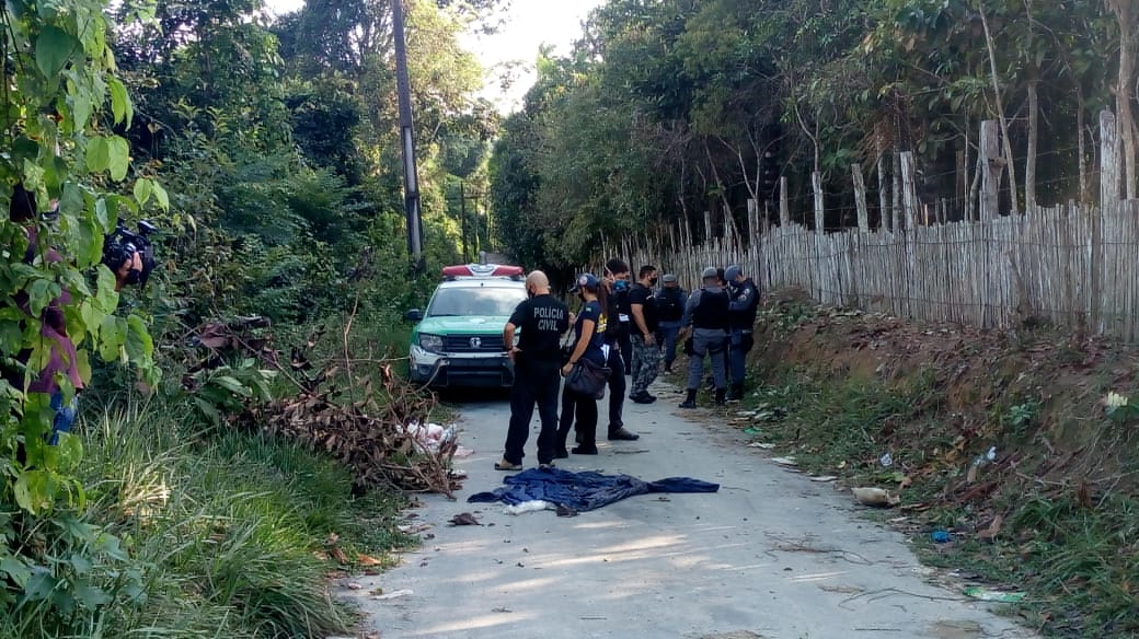 Enrolado em plástico corpo de homem é encontrado em ramal de Manaus