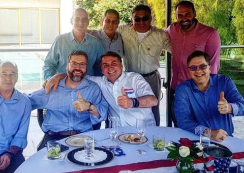 Embaixador dos EUA diz que vai fazer teste para covid-19 após ter encontrado Bolsonaro