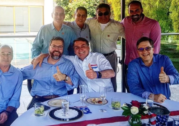 Embaixador dos EUA diz que vai fazer teste para covid-19 após ter encontrado Bolsonaro