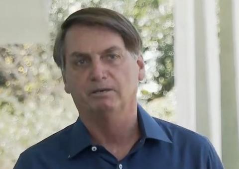 Com covid-19, Bolsonaro tira máscara ao falar com imprensa