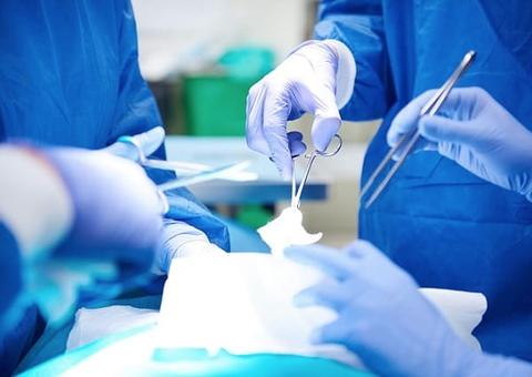 Médicos reimplantam pênis de homem 23h após ter sido cortado