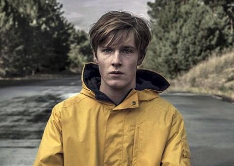Astro de Dark, Louis Hofmann aparece de nu frontal em filme