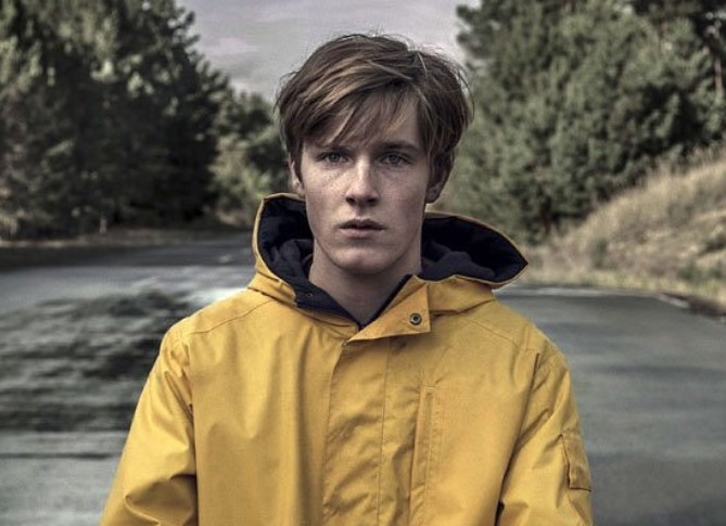Astro de Dark, Louis Hofmann aparece de nu frontal em filme