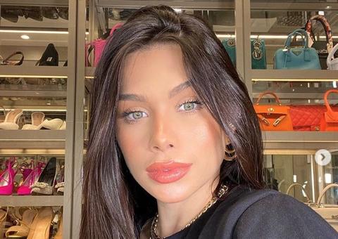 Flavia Pavanelli mostra rosto após procedimento doloroso para retirar micropigmentação 