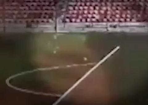 Vídeo impressionante mostra momento em que goleiro é atingido por raio 