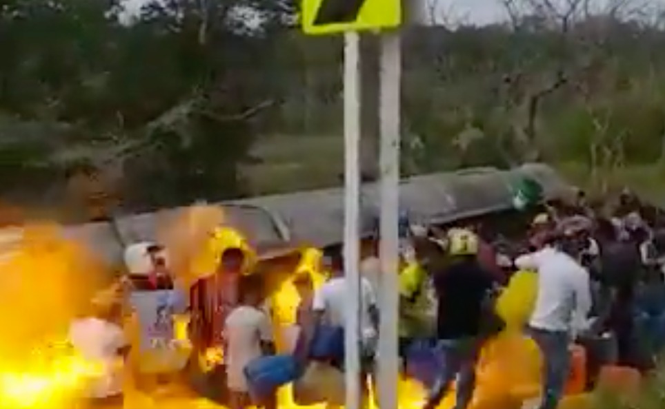 Vídeo: Caminhão explode enquanto populares tentam roubar combustível e deixa mortos