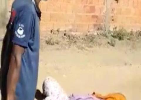 Criança com doença rara é levada em carrinho de mão ao hospital por falta de ambulância