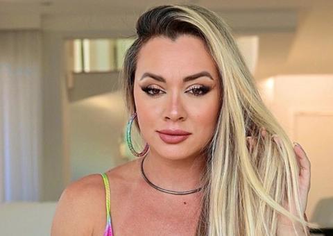 Juju Salimeni chama atenção ao posar de ladinho mostrando bumbum gigante