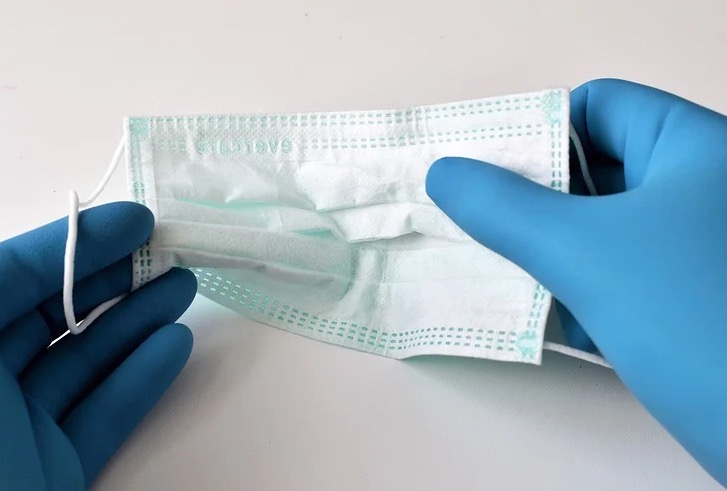 Anúncio de emprego pede babá infectada com Covid para cuidar de crianças