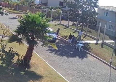 Com faca na mão, ex-jogador do Vasco é flagrado perseguindo síndico em condomínio