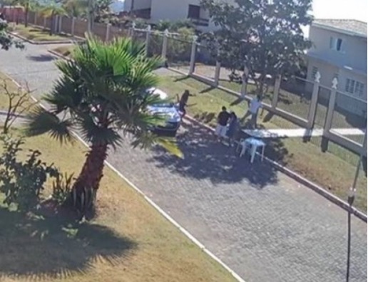Com faca na mão, ex-jogador do Vasco é flagrado perseguindo síndico em condomínio