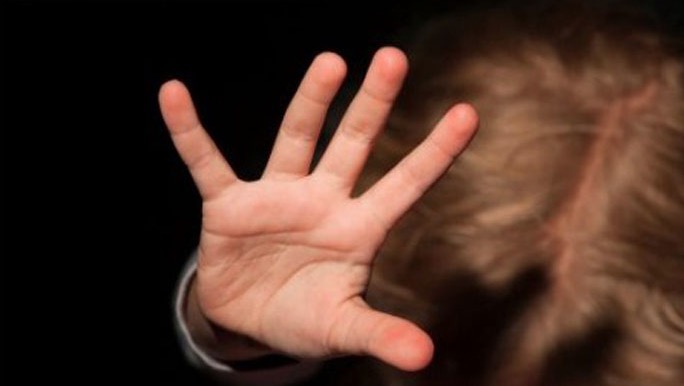 Mãe e filho são presos por estupro de criança de 10 anos