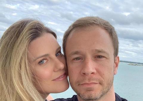 Esposa de Tiago Leifert mostra barriga de gravidez e revela nome do bebê