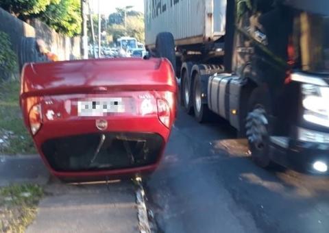 Carro se desgoverna e capota em avenida de Manaus