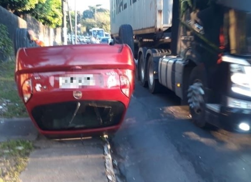 Carro se desgoverna e capota em avenida de Manaus