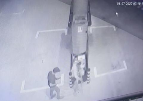 Vídeo registra criminosos explodindo cofre em posto de gasolina em Manaus
