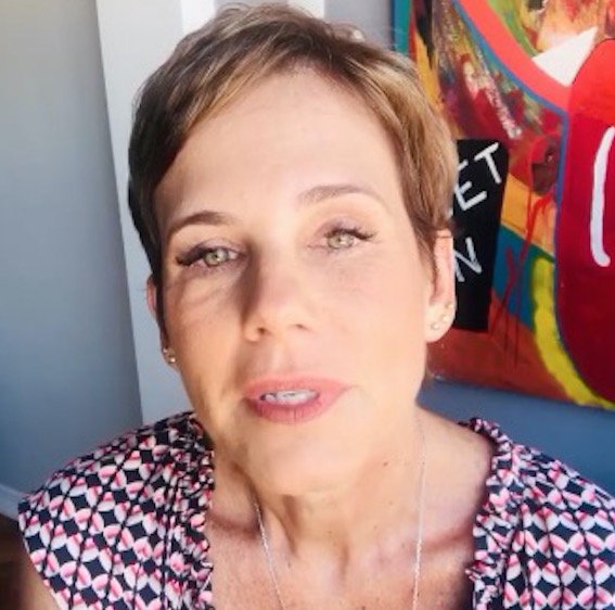 Ex-paquita Andréa Veiga é vítima de golpe no WhatsApp e faz alerta 